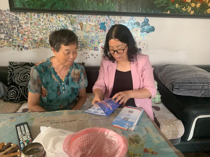 圖為上門為老干部宣傳防詐騙知識。