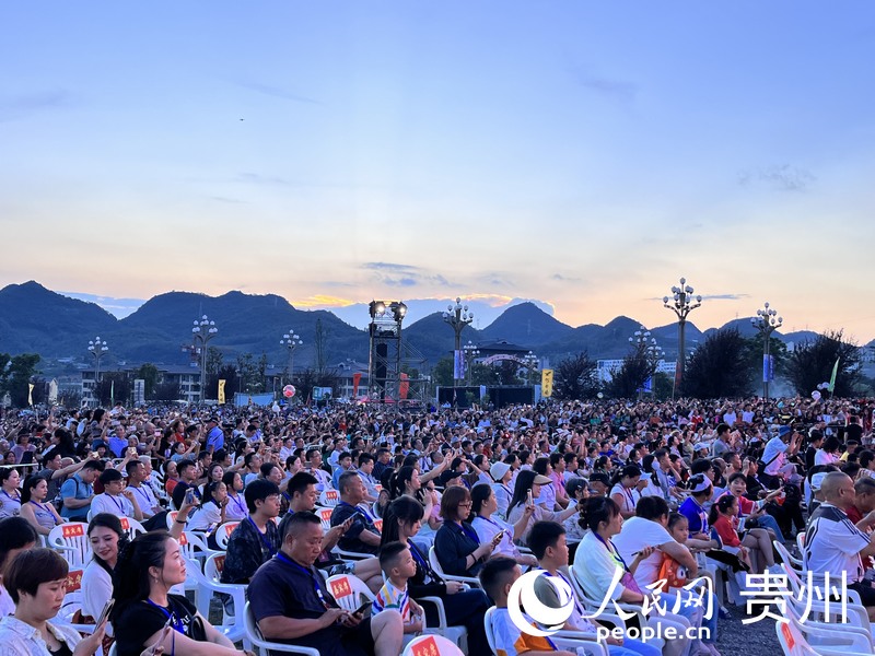 “火把節(jié)”狂歡夜活動現(xiàn)場。人民網(wǎng) 陳潔泉攝