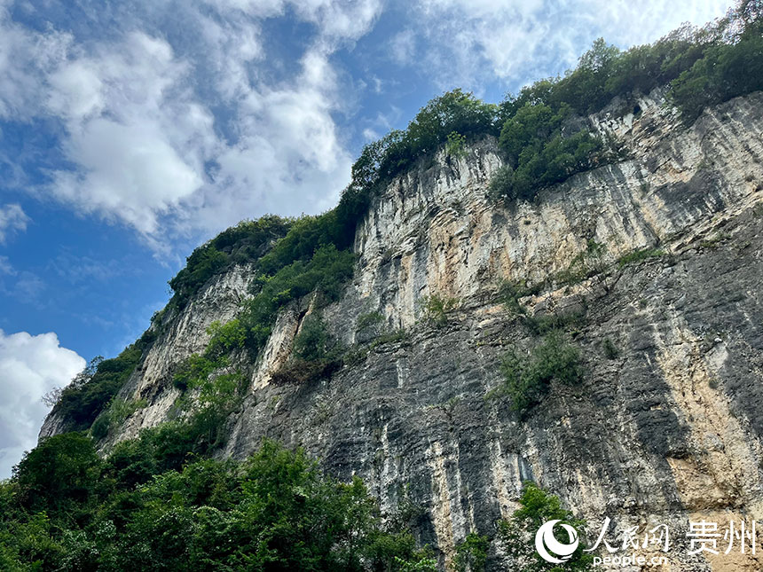 嶙峋的山石。人民網 李麗萍攝