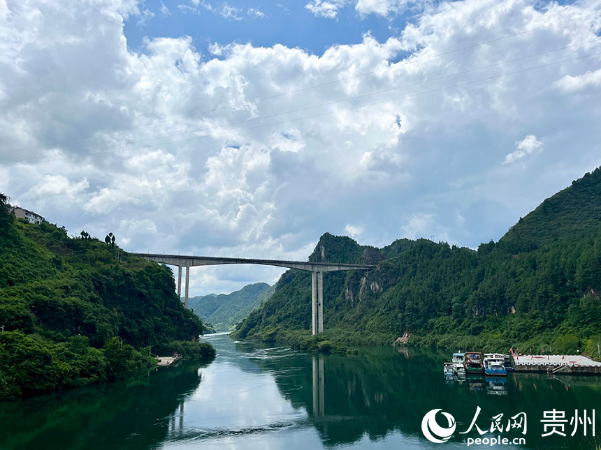 烏江沿岸。人民網(wǎng) 李麗萍攝