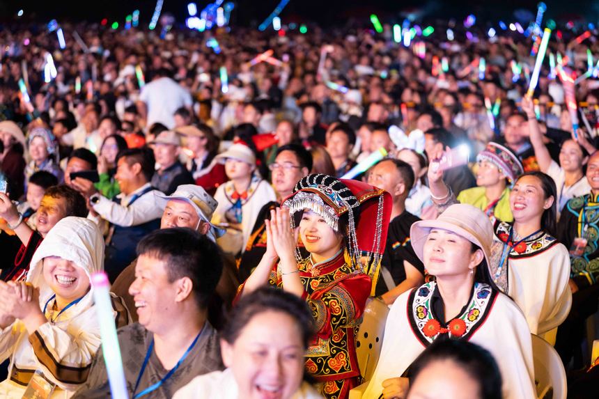 群眾在畢節(jié)市赫章縣阿西里西大草原火把節(jié)活動現(xiàn)場觀看表演。羅大富攝