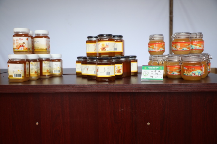 蜂蜜產(chǎn)品展示。