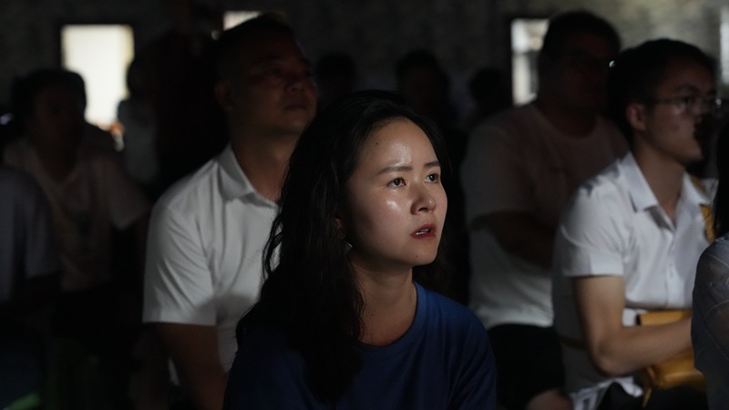 觀看文藝節(jié)目《天渠兒女》。