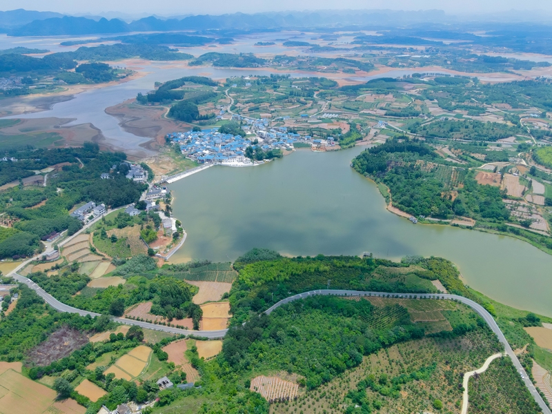 清鎮(zhèn)市虎山彝寨至琊隴壩生態(tài)宜居路（右二村）。貴陽公路管理局供圖