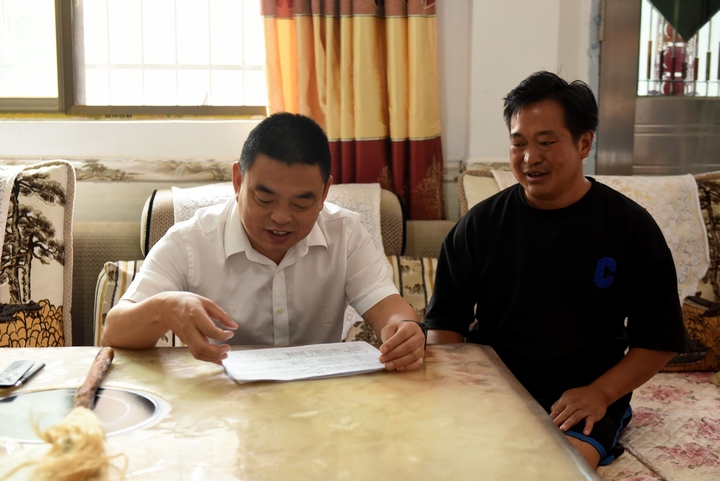 唐友波（左）調(diào)研督導(dǎo)鞏固拓展脫貧攻堅(jiān)成果同鄉(xiāng)村振興有效銜接工作。