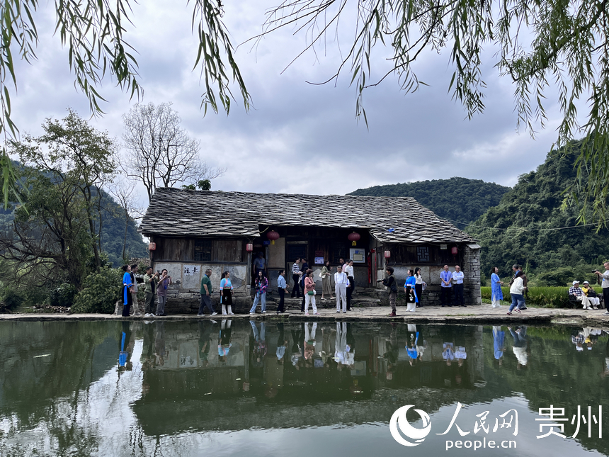 游客參觀屯堡建筑。人民網(wǎng) 陳潔泉攝