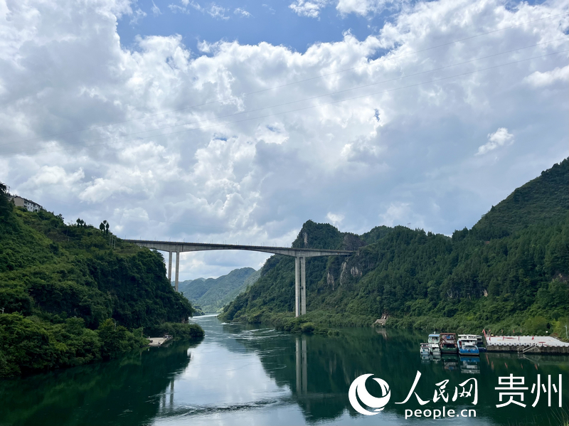 烏江沿岸。人民網(wǎng) 李麗萍攝