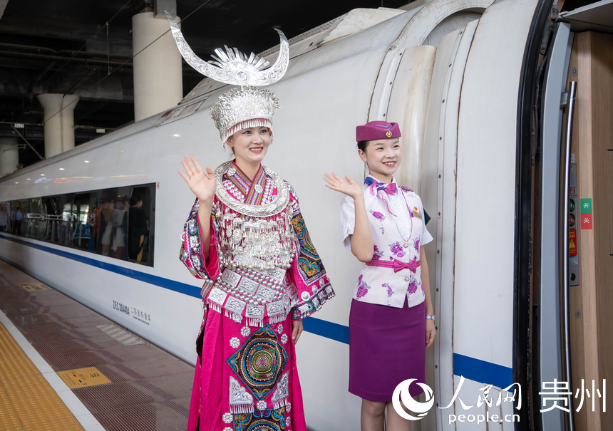 貴南高鐵正式開通運(yùn)營。人民網(wǎng) 陽茜攝