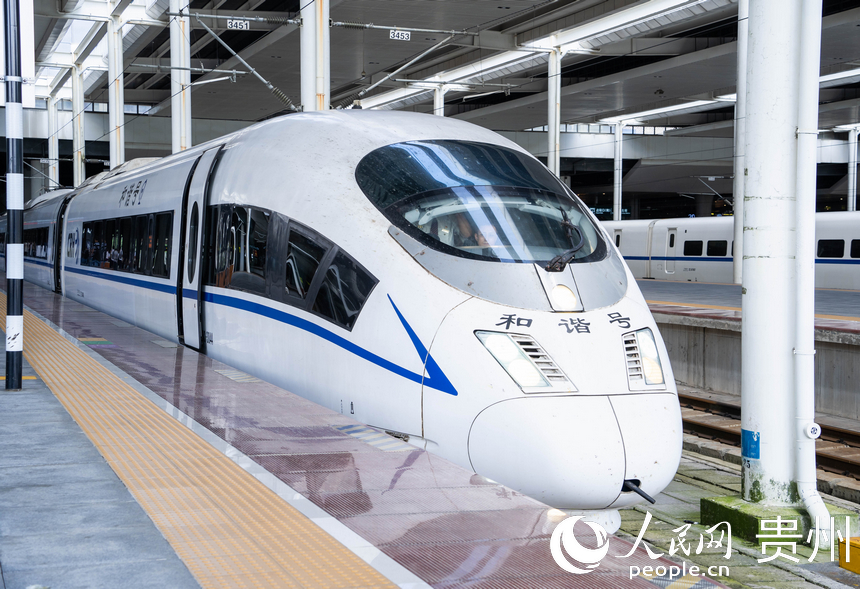 貴南高鐵正式開通運營。人民網(wǎng) 陽茜攝