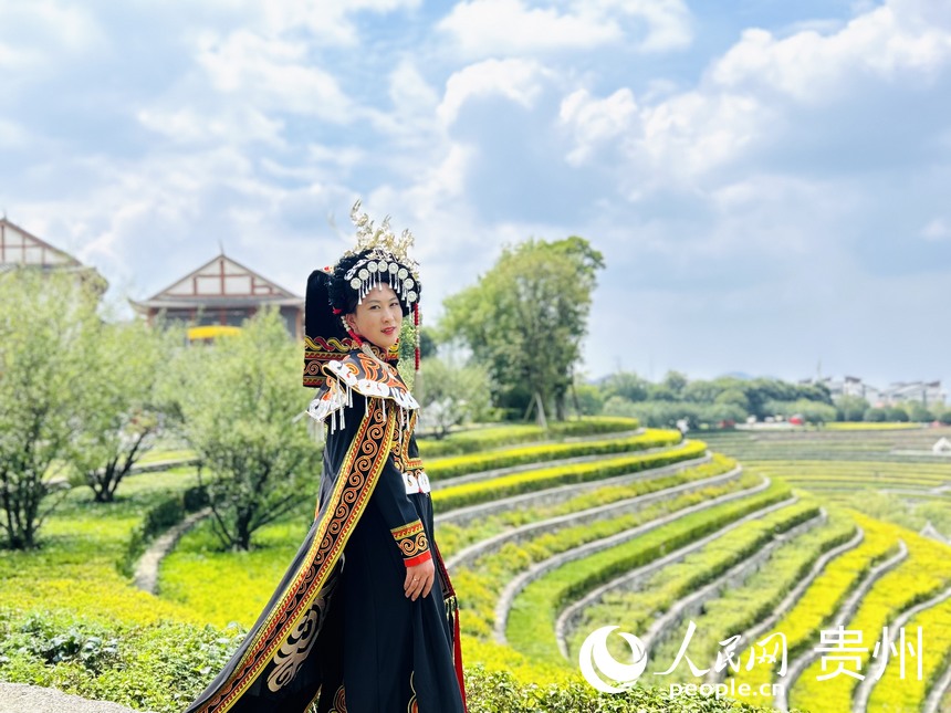 “城中花海梯田”，吸引了眾多游客前來觀賞打卡。人民網(wǎng) 敖嘉鈺攝 
