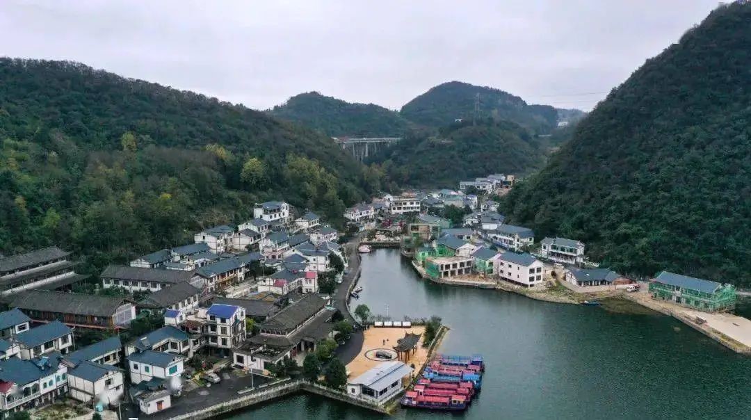 清鎮(zhèn)市·紅楓湖鎮(zhèn)。