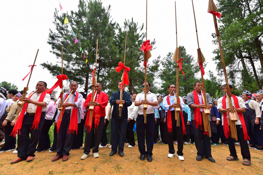 村民在“爬坡節(jié)”現(xiàn)場(chǎng)吹奏蘆笙。潘皇權(quán)攝