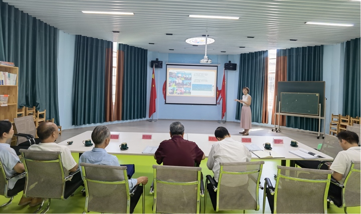 2  圖為在冊(cè)亨縣丫他鎮(zhèn)中心幼兒園對(duì)已創(chuàng)建的州級(jí)“五好”基層關(guān)工委進(jìn)行“回頭看”。