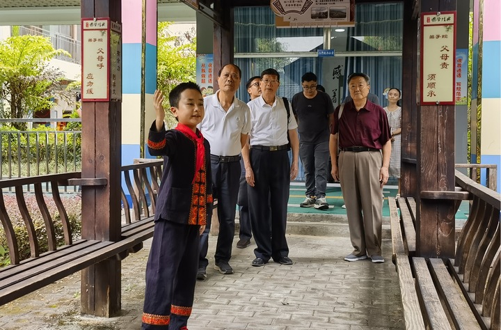 圖為在望謨縣實(shí)驗(yàn)小學(xué)調(diào)研關(guān)工委陣地建設(shè)情況。