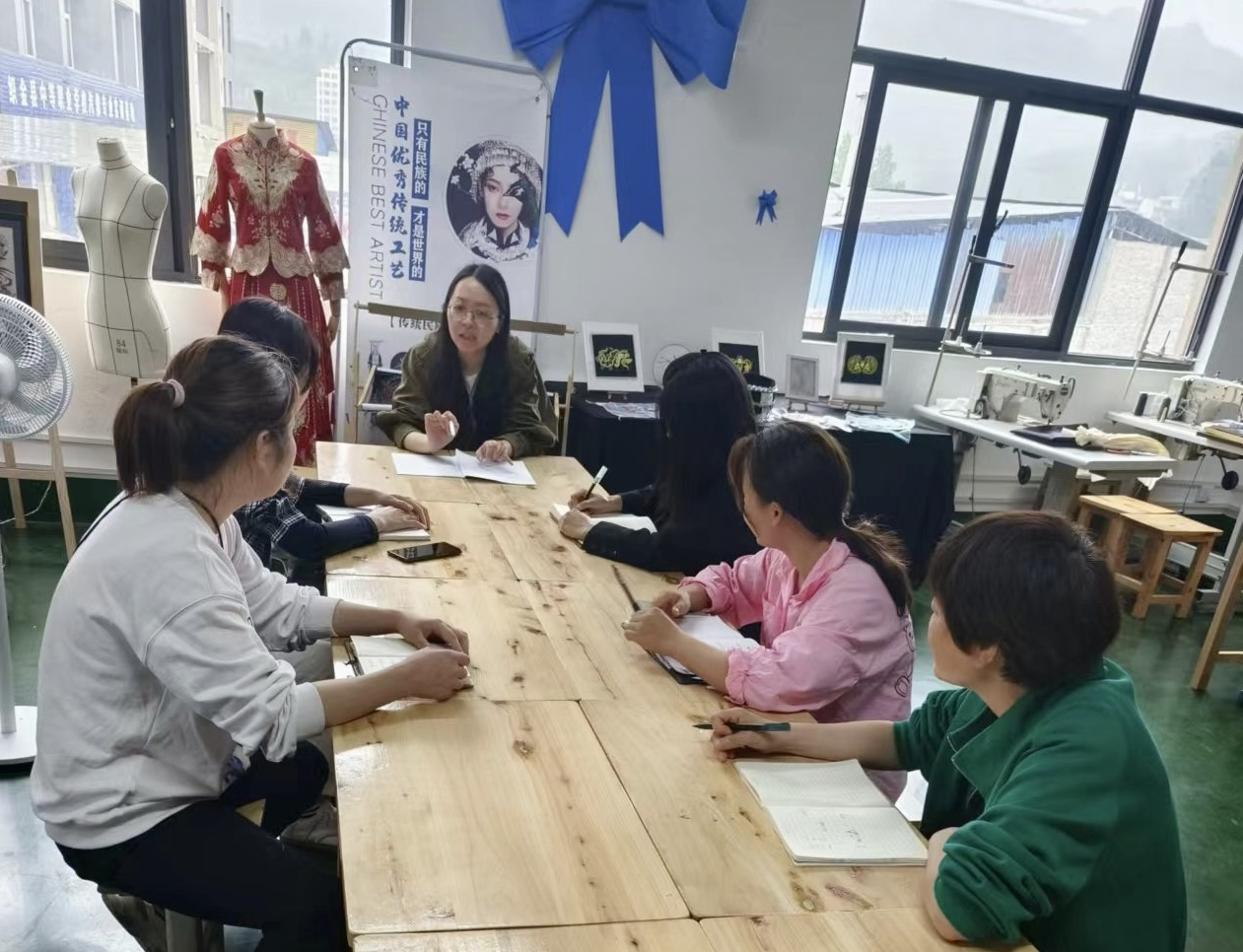 2.胡睿瑩（中）組織服裝部老師開展教研活動。受訪者供圖