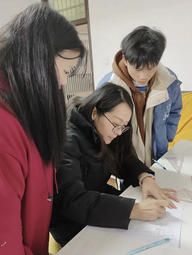 胡?，摚ㄖ校閷W生答疑解惑。受訪者供圖