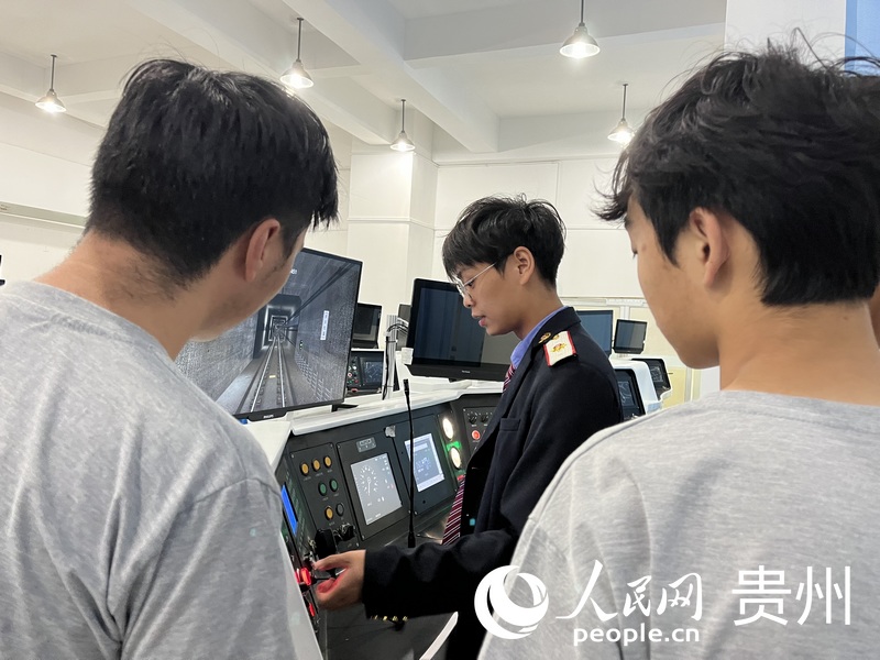 學(xué)生上實訓(xùn)課。人民網(wǎng) 李麗萍攝