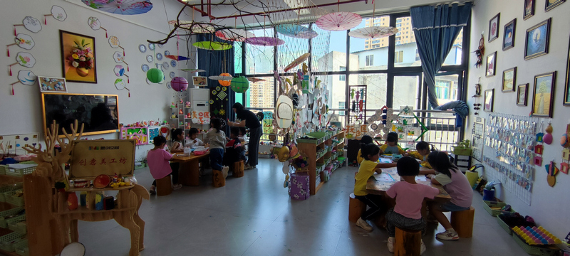 9月6日，赫章縣第七幼兒園幼兒在創(chuàng)意美工坊上課。胡彥攝