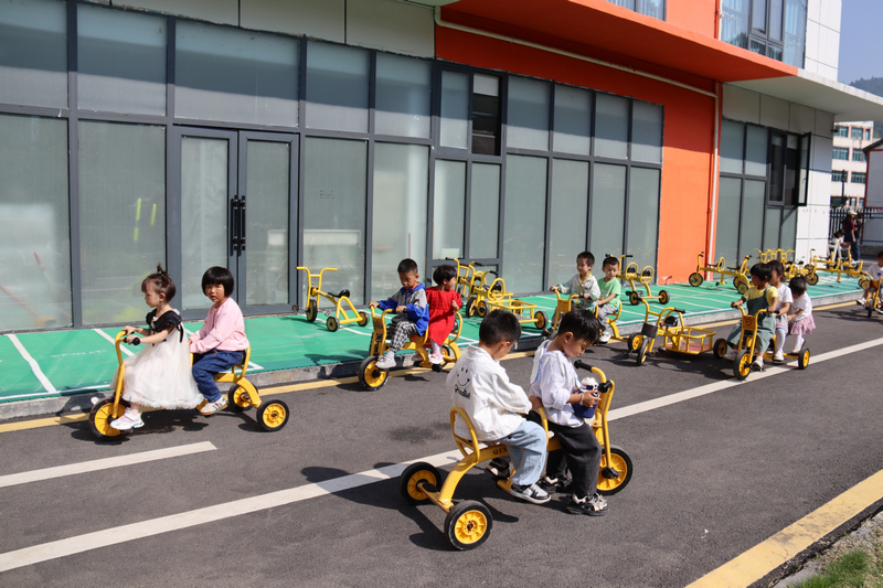 9月6日，赫章縣第七幼兒園幼兒在騎平衡車。胡彥攝
