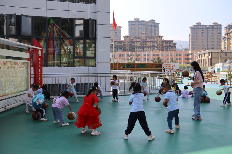 9月7日，赫章縣第七幼兒園幼兒在練習(xí)拍籃球。胡彥攝