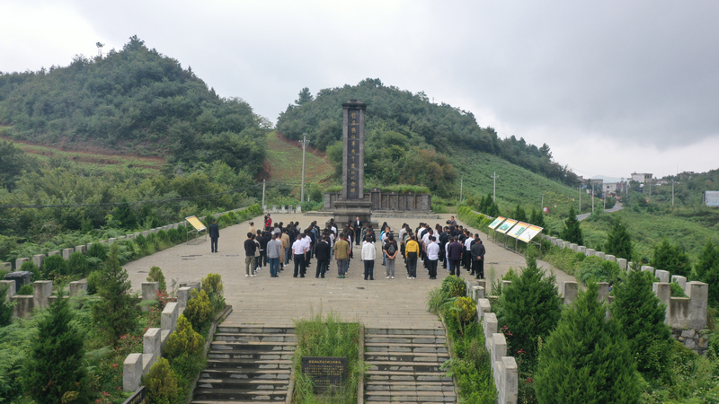 8月30日，在赫章縣哲莊壩長征文化公園紀念碑教學點，學員們聆聽烏蒙山回旋戰(zhàn)哲莊壩戰(zhàn)斗故事。謝永奇攝