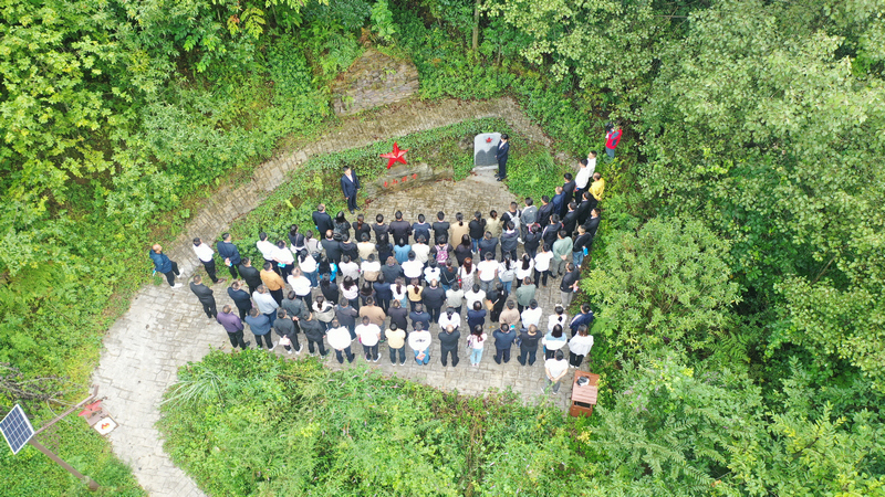8月30日，在赫章縣哲莊壩長征文化公園土墻房附近教學點，學員們聆聽哲莊壩戰(zhàn)斗魚水情深故事。謝永奇攝