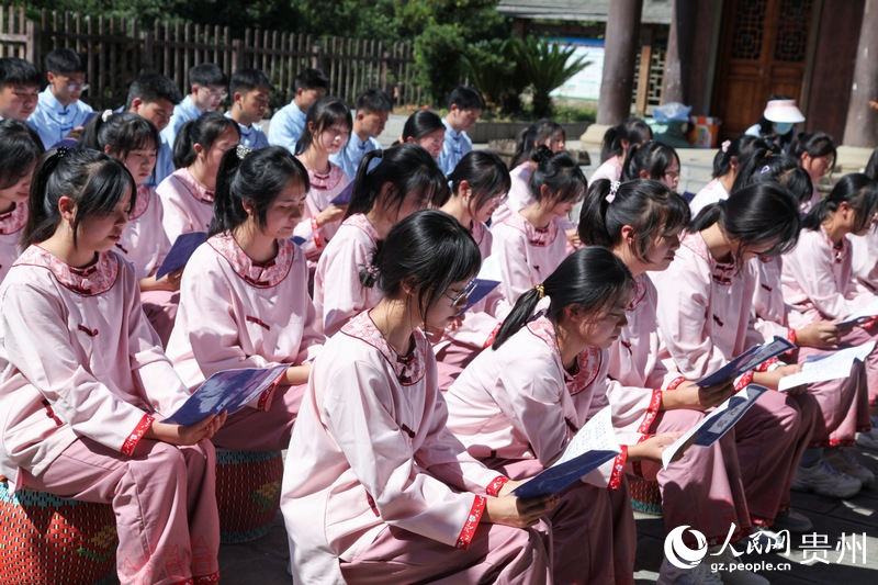 誦讀《仡佬賦》。人民網(wǎng) 王秀芳攝