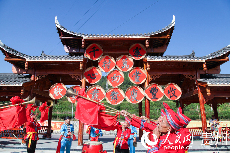 團山村文化廣場上，熱鬧的慶豐收節(jié)目展演。人民網(wǎng) 王秀芳攝