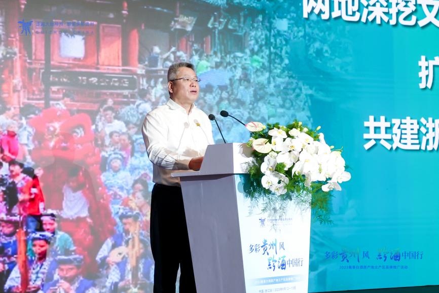貴州省人大常委會副主任王世杰發(fā)言。