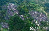 岜沙苗寨位于黔東南州，被稱為“最后一個(gè)槍手部落”，是苗族文化的“博物館”，目前還保留著佩帶火槍、鐮刀剃頭等古老的生活習(xí)俗。