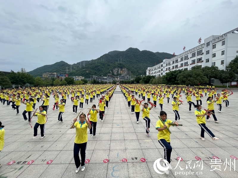 望謨民族中學的學生手持竹竿跳大課間操。人民網(wǎng)記者 高華攝