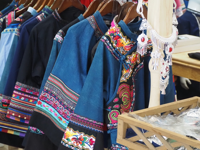 望謨縣“五老”民族文化傳承基地里的刺繡產(chǎn)品。邱沁一 攝