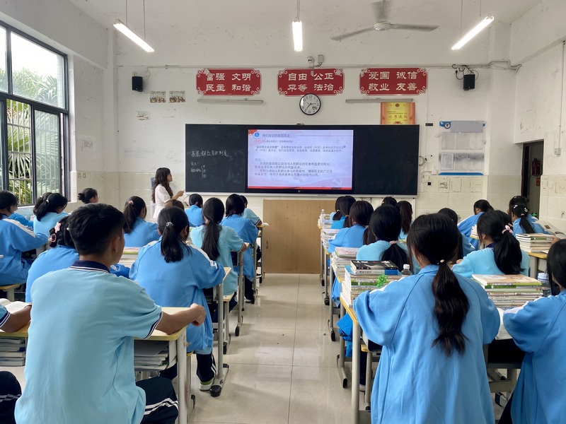 珠海援黔老師正在上課。