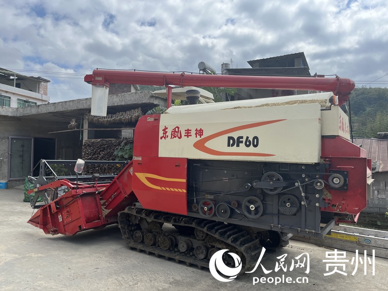 停放在李進(jìn)松家門口的農(nóng)機具。人民網(wǎng) 李麗萍攝
