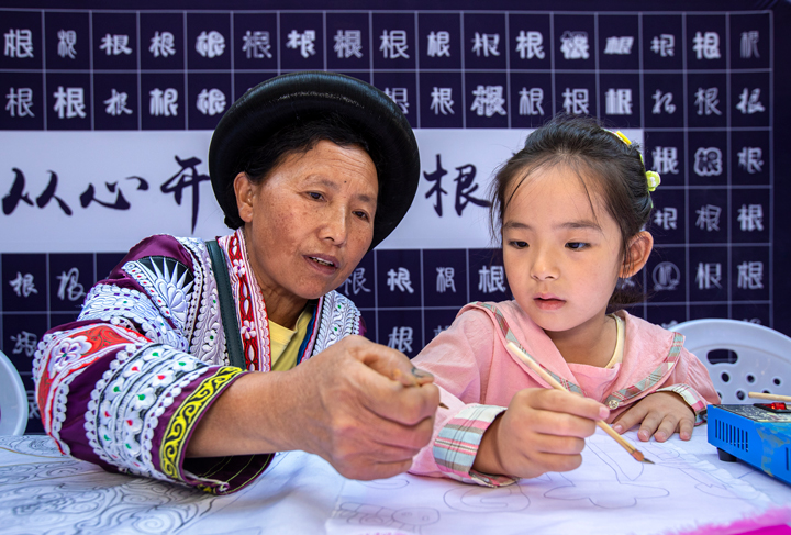 2023年9月29日，貴州省黔西市文廣局開展一場蠟染技藝非遺傳統(tǒng)文化體驗活動，當?shù)孛缱逑炄緜鞒腥酥笇∨笥洋w驗、制作蠟染作品。