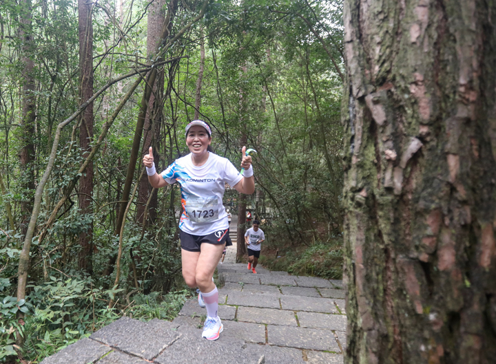 人們在施秉縣云臺山參加登山活動。