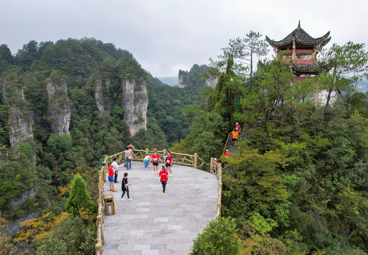 人們在施秉縣云臺山參加登山活動(dòng)。