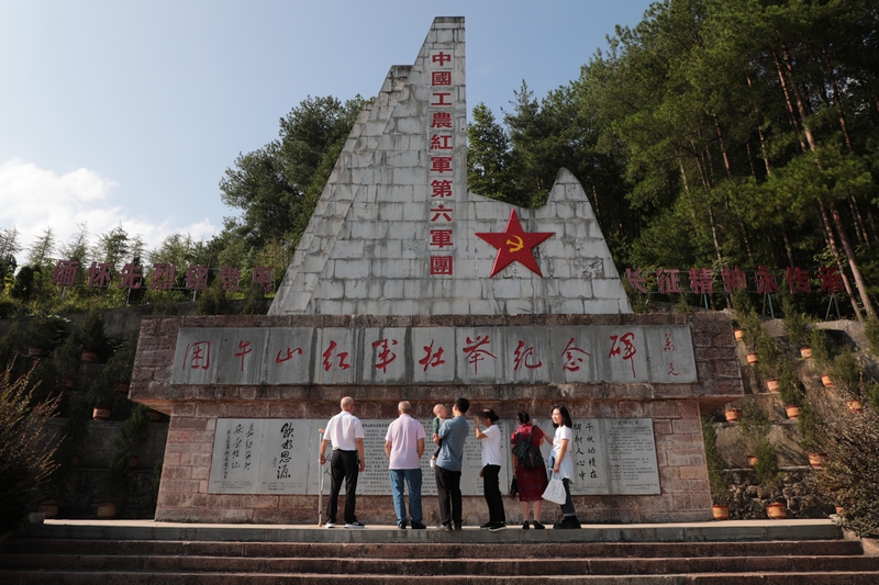 游客在困牛山戰(zhàn)斗遺址緬懷革命先烈，傳承紅色基因，賡續(xù)紅色血脈。 楊文美攝