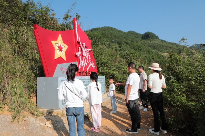 游客在困牛山戰(zhàn)斗遺址緬懷革命先烈，傳承紅色基因，賡續(xù)紅色血脈。 楊文美攝