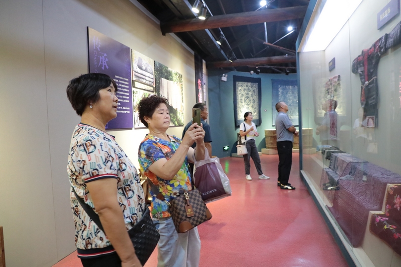 游客在石阡非遺博物館參觀，了解石阡非遺文化 楊文美攝
