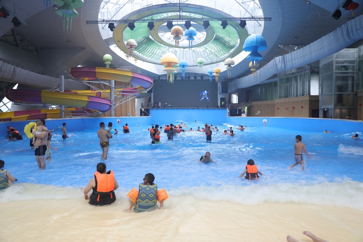 游客在九股水溫泉景區(qū)水樂園享受溫泉浴。湯斌攝