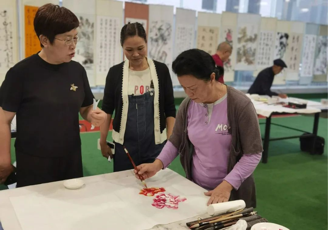 圖為老年書畫攝影展活動(dòng)現(xiàn)場。