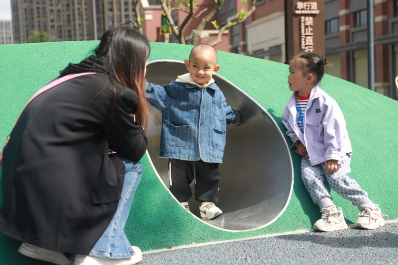 2、家長與兒童在知宇“口袋公園”兒童活動(dòng)區(qū)嬉戲。.jpg