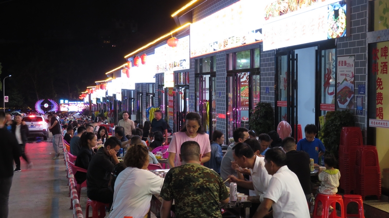 夜市美食街火爆。