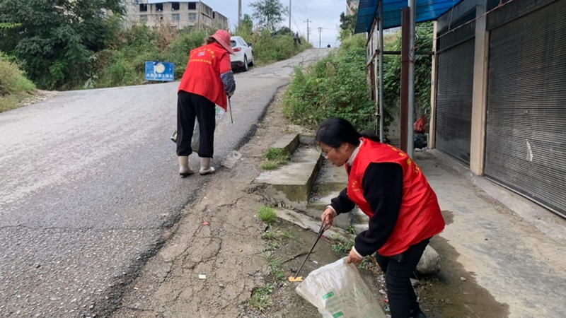 志愿小組正在清理路邊的小型垃圾--王越 攝.jpg