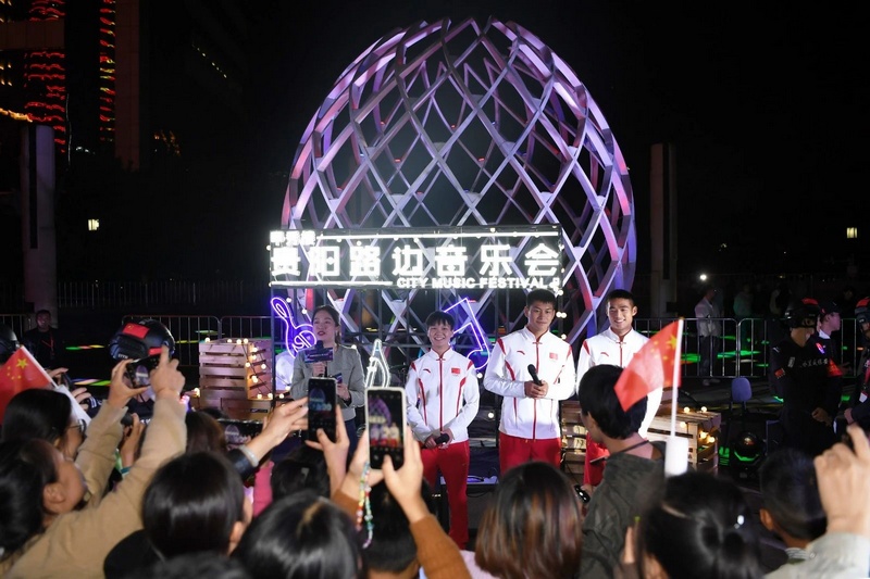 1“貴陽(yáng)路邊音樂(lè)會(huì)·甲秀樓”如約而至.jpg