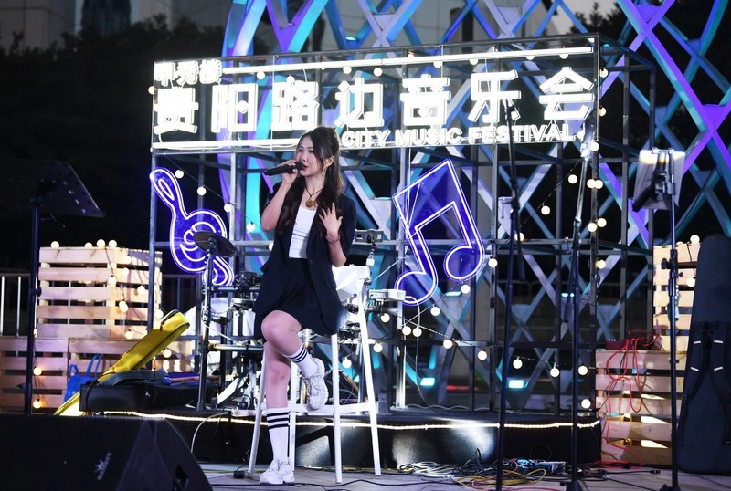 2“貴陽(yáng)路邊音樂(lè)會(huì)·甲秀樓”如約而至.jpg