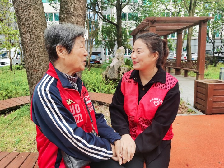 志愿者與社區(qū)居民溝通談心。