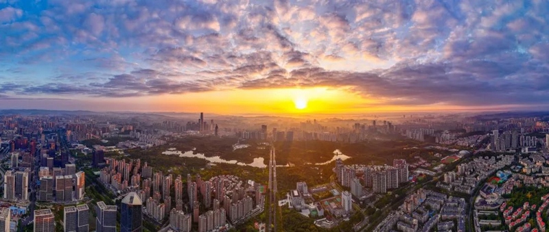 1在晨曦中醒來的觀山湖。.jpg