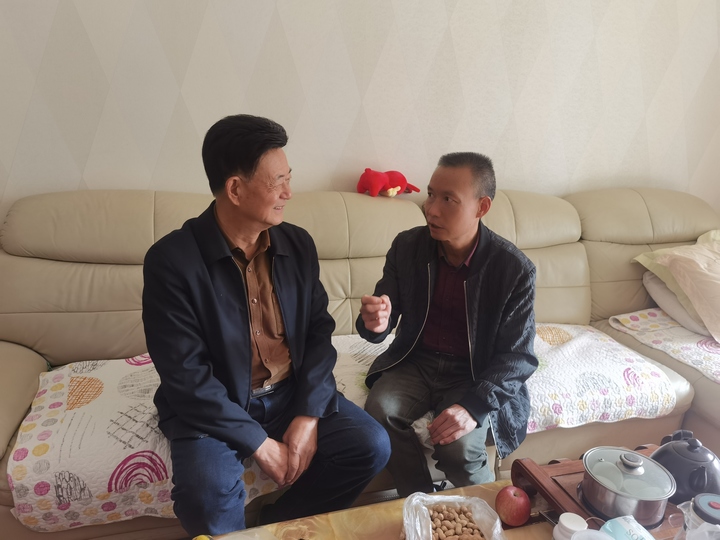 圖為走訪慰問(wèn)。